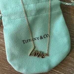 Like new 18k gold Tiffany Paloma’s Graffiti Love Pendant - size mini